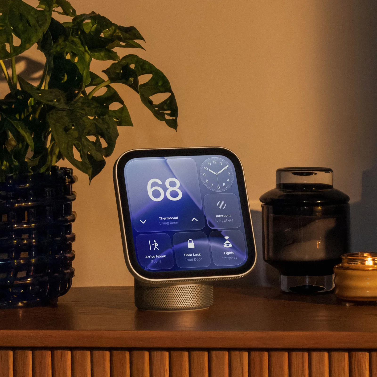 放在边柜上的 Apple HomeView 桌面版，屏幕显示温度与家居控件