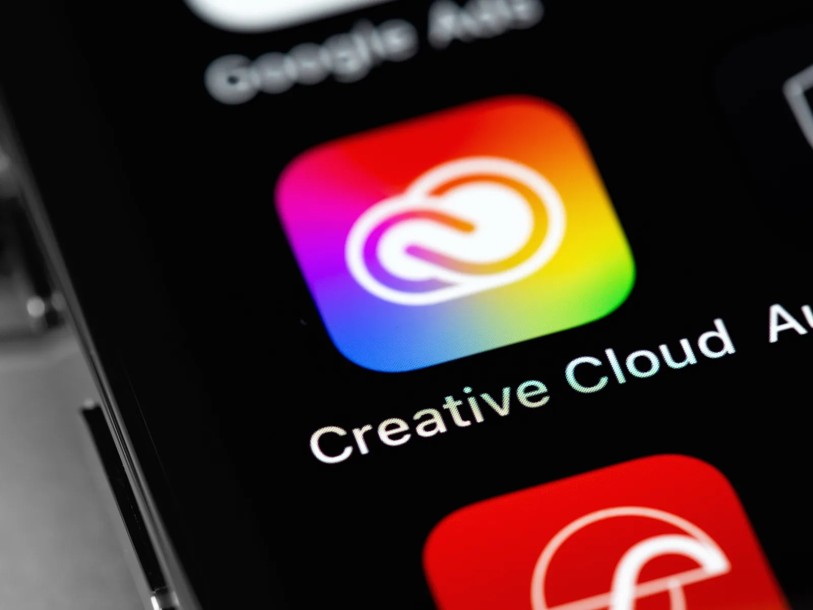 手机屏幕上的 Adobe Creative Cloud 与 Acrobat 应用图标特写