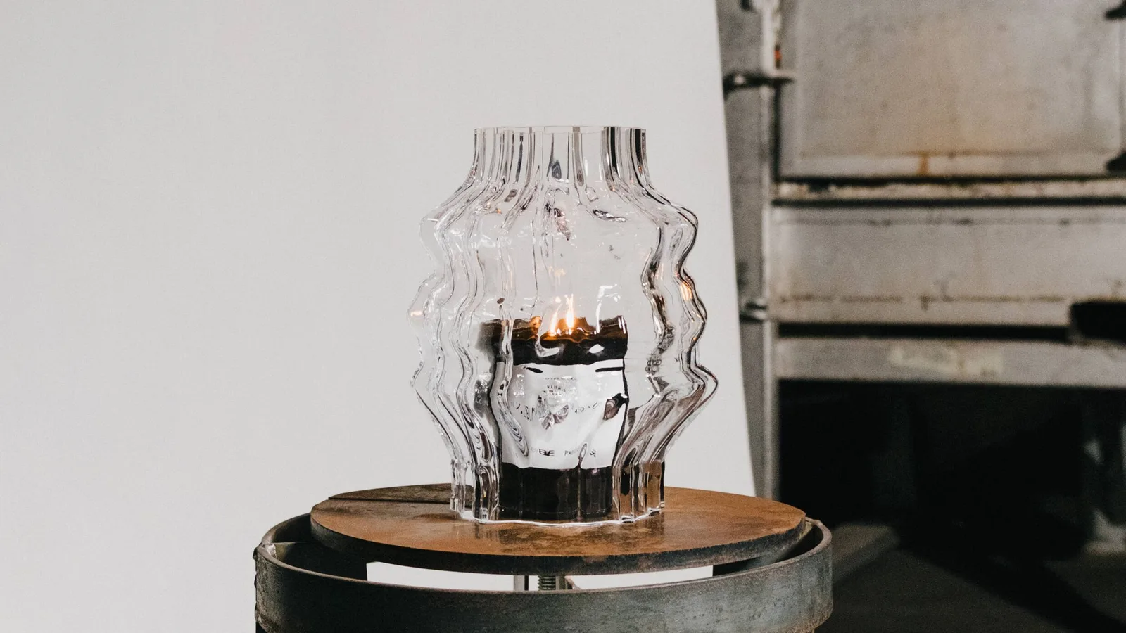 Byredo × Iittala「Ljus」玻璃折光器罩着一支点燃的蜡烛