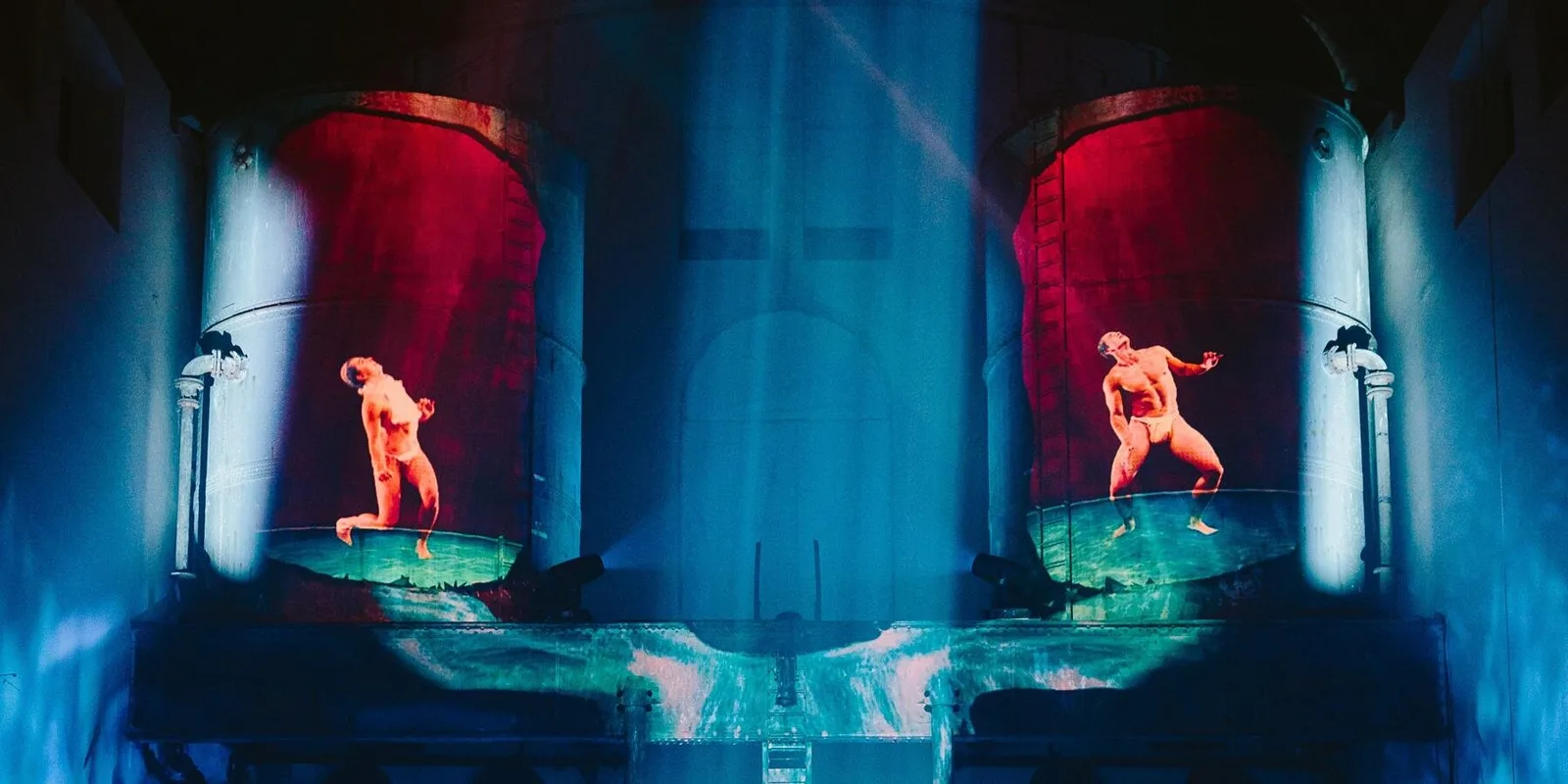 Signal Festival 2026 现场：昏暗空间中两侧投影着红色人形的装置